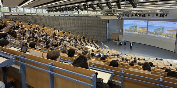 Foto vom Kick-off der Vorlesung Marketing im Audimax