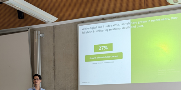 Dr. Sertan Eravci bei seinem Vortrag auf der EMAC Fall Conference