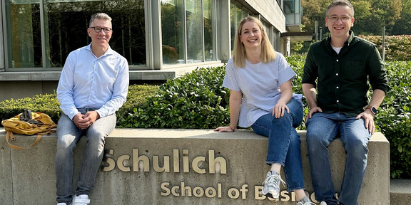 Foto von Dr. Köcher, 3. von links mit 2 KollegInnen, vor der Schulich School of Business in Toronto