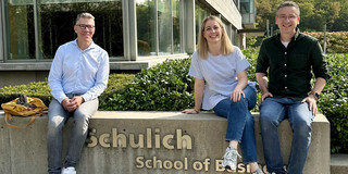 Foto von Dr. Köcher, 3. von links mit 2 KollegInnen, vor der Schulich School of Business in Toronto